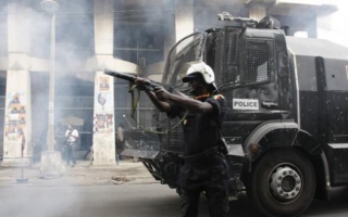 Le commerce des gaz lacrymogènes favorise les violences policières partout dans le monde