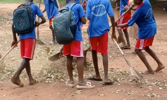 Échos des Écoles Amies des Droits Humains : Les élèves du CEG 3 Comè mobilisés pour un environnement scolaire propre